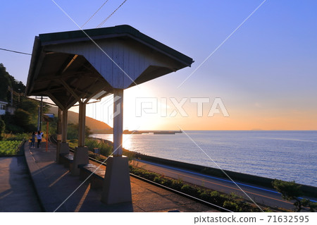 [Ehime Prefecture] Shimonada Station in the setting sun 71632595