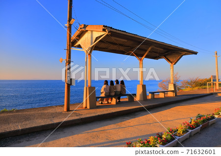 [愛媛縣]夕陽下的下田站 71632601