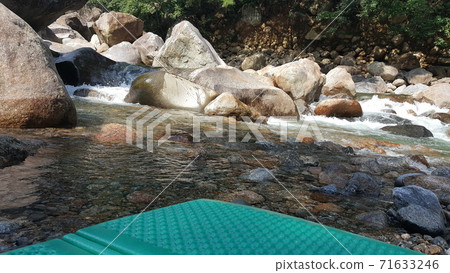 夏天在山谷中的水中嬉戲,進行韓國巡迴賽放鬆 夏天在山谷中的水中嬉戲,進行韓國巡迴賽放鬆 71633246