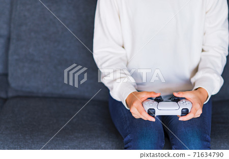 青少年玩遊戲控制器[電子競技] 71634790
