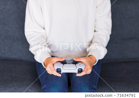 青少年玩遊戲控制器[電子競技] 71634791