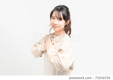 把手放的少婦在胸口上 71638356