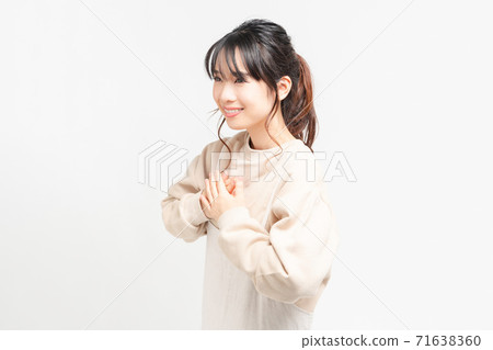 把手放的少婦在胸口上 71638360