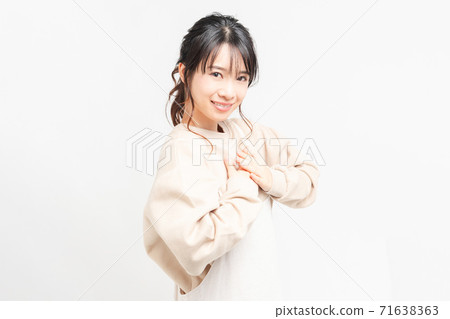 把手放的少婦在胸口上 71638363