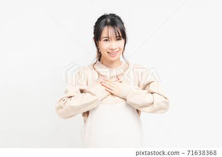 把手放的少婦在胸口上 71638368