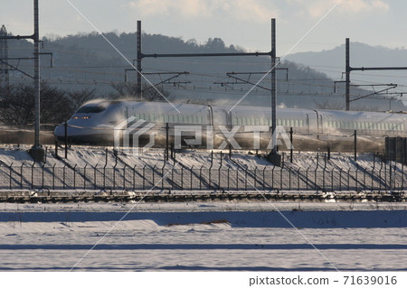 Shinkansen trains passing through a snowmelt shower 71639016