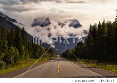 Beautiful View of Yellowhead Highway with Mount Robson 71641051
