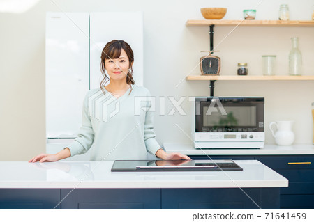 少婦在廚房裡 少婦在廚房裡 71641459