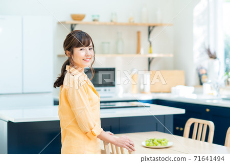 站立在餐廳的一個少婦 站立在餐廳的一個少婦 71641494