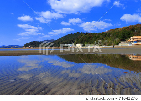 Tidal flats on the Shinmaiko coast in Hyogo prefecture 71642276
