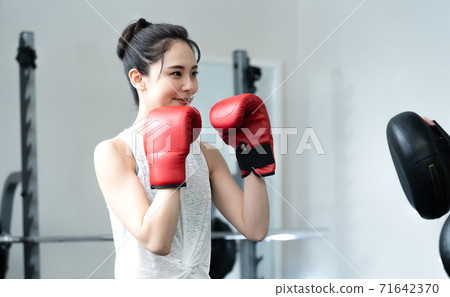 A young woman doing a boxer 71642370