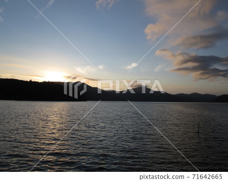 照亮蘆野湖的表面 照亮蘆野湖的表面 71642665