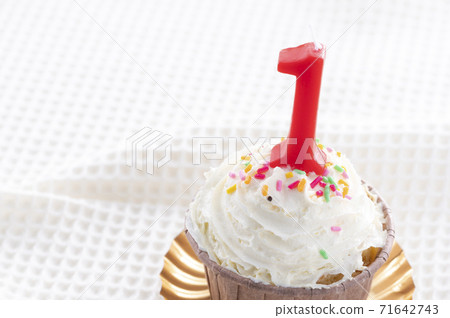 Cupcakes to celebrate the 1st anniversary 71642743