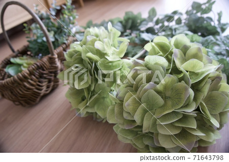 Artificial flowers and baskets placed on the floor 71643798