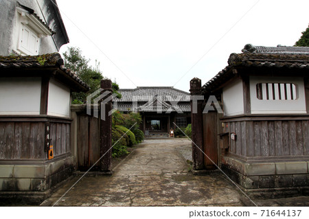The front entrance of Hattoritei on Bukeyashiki Street, Obi Castle Town, Miyazaki Prefecture The front entrance of Hattoritei on Bukeyashiki Street, Obi Castle Town, Miyazaki Prefecture 71644137