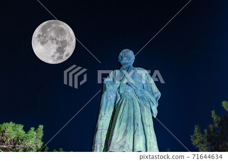 Katsurahama's famous moon and Ryoma statue 71644634