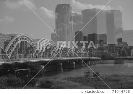 An iron bridge over the Yodo River and the scenery on the opposite bank 71644798