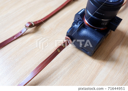Brown leather camera strap 71644951