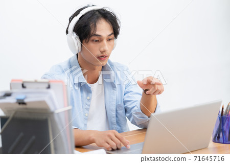 Businessman work from home 71645716