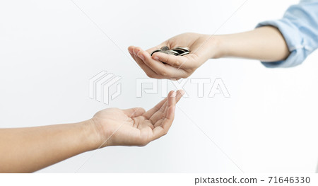 Counting money, businessmen have analyzed between cash and credit card which is consistent and convenient to spend in the present day. 71646330