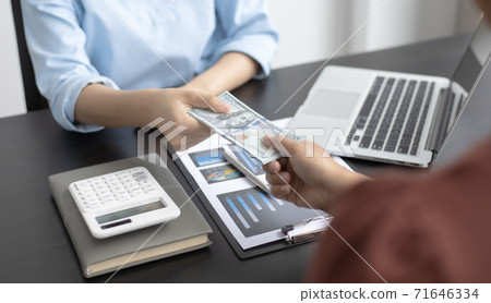 Counting money, businessmen have analyzed between cash and credit card which is consistent and convenient to spend in the present day. Counting money, businessmen have analyzed between cash and credit card which is consistent and convenient to spend in the present day. 71646334