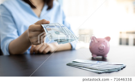 Counting money, businessmen have analyzed between cash and credit card which is consistent and convenient to spend in the present day. Counting money, businessmen have analyzed between cash and credit card which is consistent and convenient to spend in the present day. 71646338