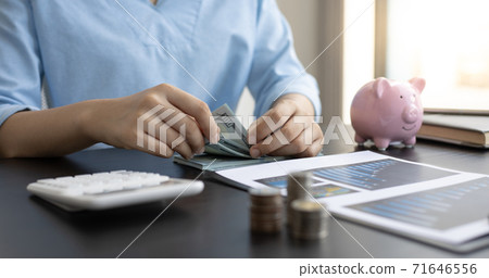 Counting money, businessmen have analyzed between cash and credit card which is consistent and convenient to spend in the present day. Counting money, businessmen have analyzed between cash and credit card which is consistent and convenient to spend in the present day. 71646556