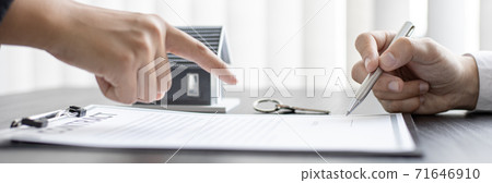 Real estate broker has given the house to customers who bought the house with insurance, Negotiating purchase-sale and investment planning concept. Real estate broker has given the house to customers who bought the house with insurance, Negotiating purchase-sale and investment planning concept. 71646910