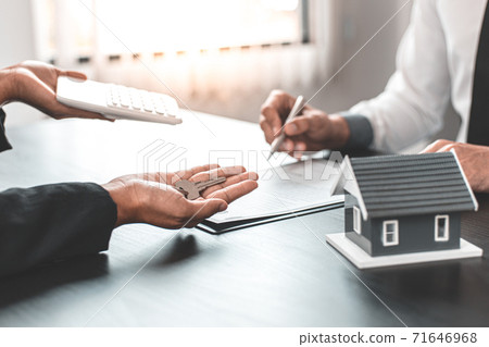 Real estate broker has given the house to customers who bought the house with insurance, Negotiating purchase-sale and investment planning concept. 71646968