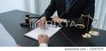 Judge or lawyer has explained and calculated the law to the client to sign the document as important evidence in the case of fraud and not receiving fair treatment. Judge or lawyer has explained and calculated the law to the client to sign the document as important evidence in the case of fraud and not receiving fair treatment. 71647073