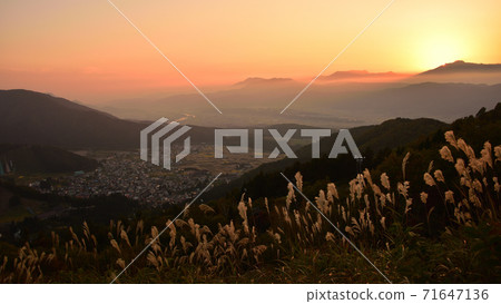 Autumn Nozawa Onsen sunset seen from Uenohira Plateau Autumn Nozawa Onsen sunset seen from Uenohira Plateau 71647136