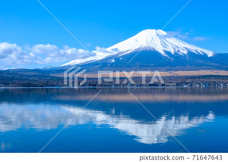 冬季的富士山(山中湖岸邊) 冬季的富士山(山中湖岸邊) 71647643