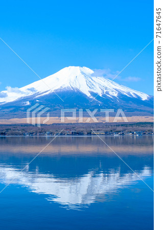 冬季的富士山(山中湖岸邊) 冬季的富士山(山中湖岸邊) 71647645