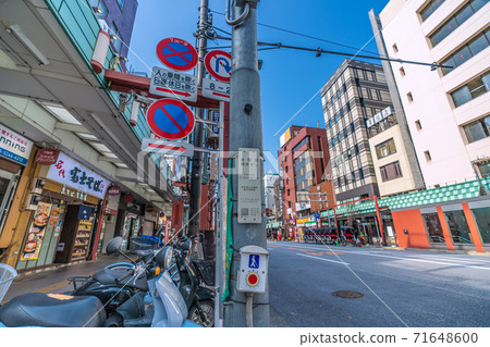 日本的東京城市景觀,在東京淺草的聲音按鈕,這是一次電暈災害(兩種外語)= 11月18日 日本的東京城市景觀,在東京淺草的聲音按鈕,這是一次電暈災害(兩種外語)= 11月18日 71648600