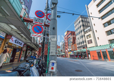 日本的東京城市景觀,在東京淺草的聲音按鈕,這是一次電暈災害(兩種外語)= 11月18日 日本的東京城市景觀,在東京淺草的聲音按鈕,這是一次電暈災害(兩種外語)= 11月18日 71648601