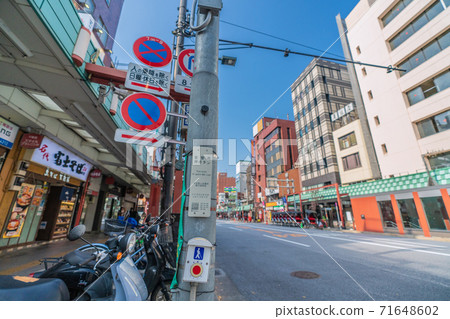 日本的東京城市景觀,在東京淺草的聲音按鈕,這是一次電暈災害(兩種外語)= 11月18日 日本的東京城市景觀,在東京淺草的聲音按鈕,這是一次電暈災害(兩種外語)= 11月18日 71648602