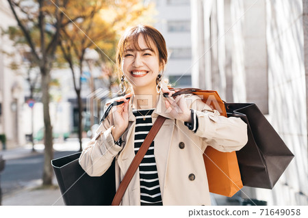 Women shopping 71649058