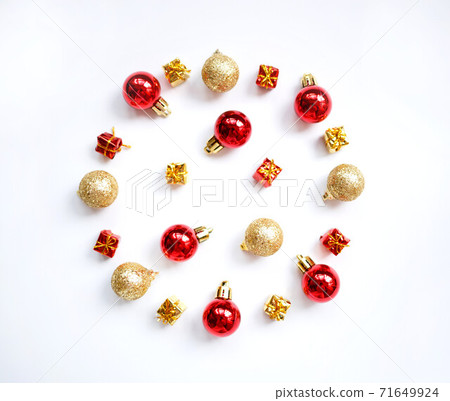 circle of boxes with gifts and Christmas decorations. happy new year circle of boxes with gifts and Christmas decorations. happy new year 71649924