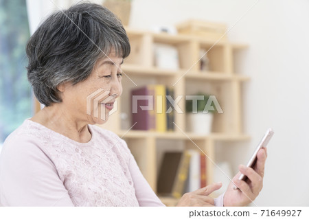 使用智能手機的高級女性 71649927