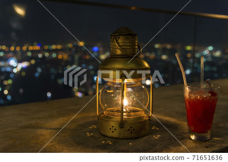 夜景下的提燈 71651636