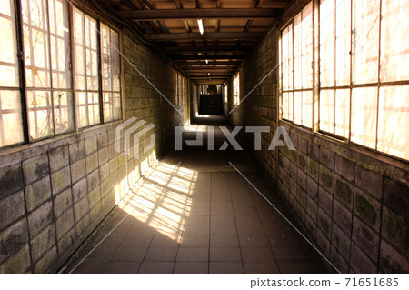 Connecting passage from the down platform of Doai Station on the Joetsu Line to the exit (2) 71651685