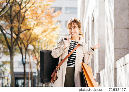 Young women shopping Young women shopping 71652457