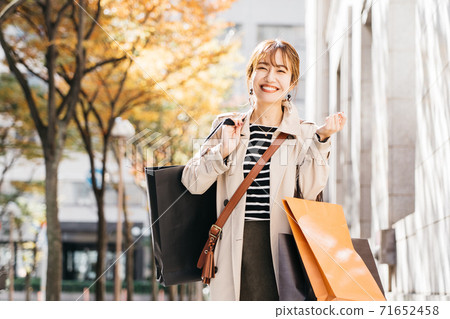 年輕女性購物 71652458