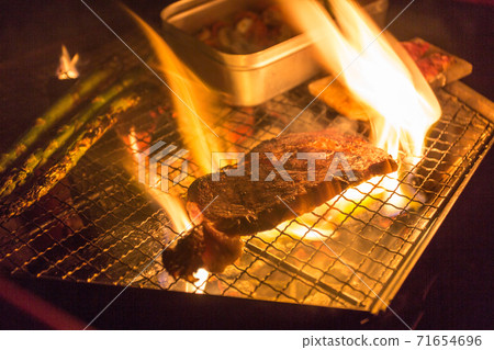 營地最好的部分是篝火 營地最好的部分是篝火 71654696