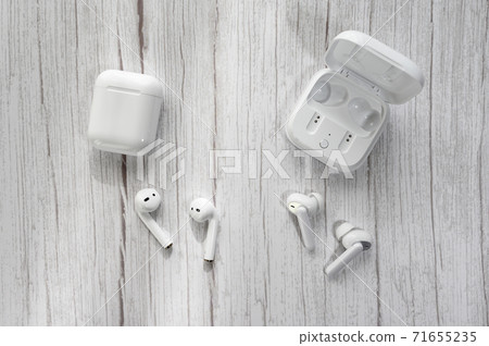 Enjoy music with wireless earphones Enjoy music with wireless earphones 71655235