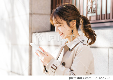 看智能手機的少婦 71655798