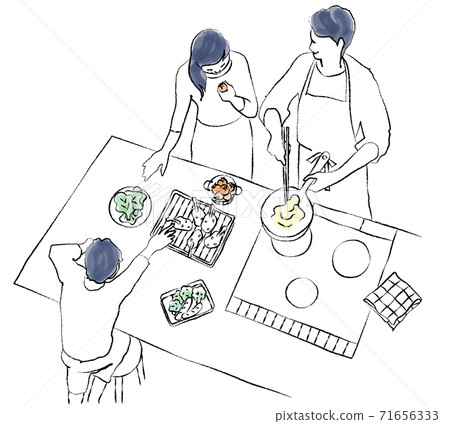 鳥瞰母親做午飯和孩子們吃捏 71656333