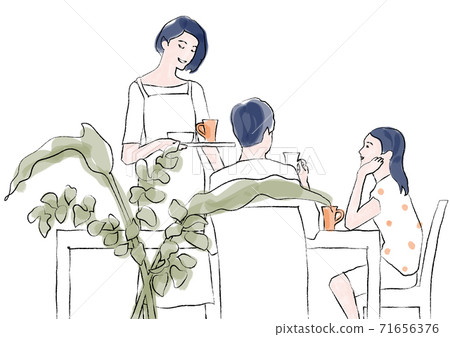 一家三口在桌旁喝茶 71656376