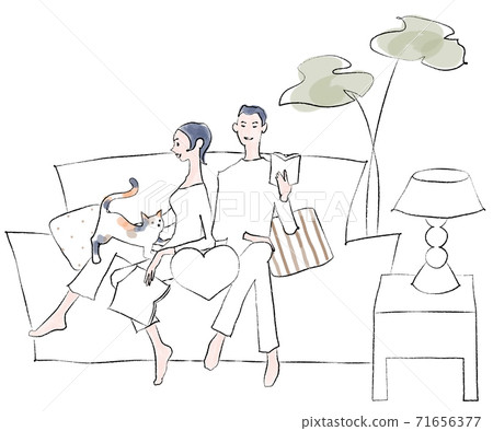 一對夫婦和一隻貓在客廳裡放鬆 71656377