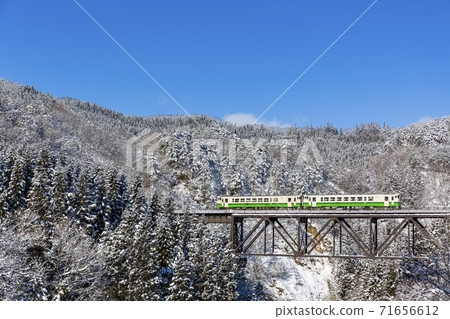 福島縣柳津町跨越藍天和高谷河大橋的忠見線列車 福島縣柳津町跨越藍天和高谷河大橋的忠見線列車 71656612